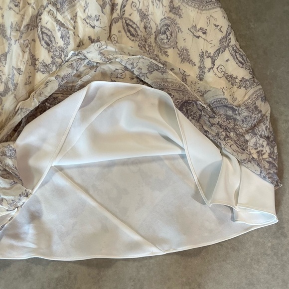 Kay Unger Long Dress. Lined. 
Matching scarf. 
V-neck. Size 10 - Picture 8 of 10